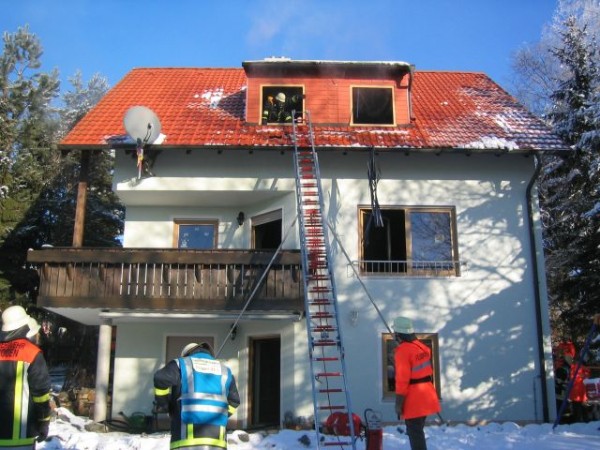Kellerbrand Unterhartmannsreuth Aussenansicht Gebäude mit Leiter