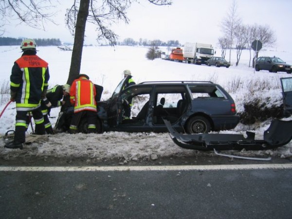 VU B2 bei Töpen, Fahrzeug gegen Baum