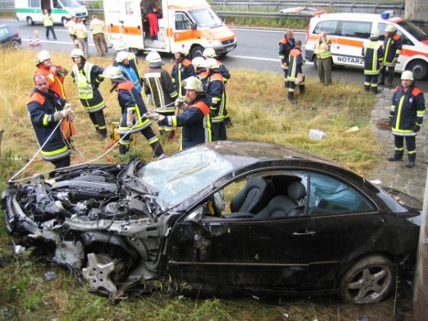 VU A72 Mercedes gegen Brücke