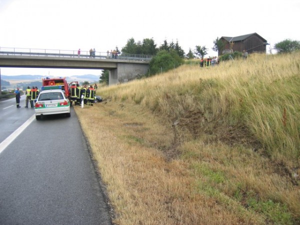 VU A72 Mercedes gegen Brücke