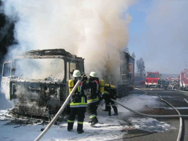 LKW-Brand AD Hochfranken, Schaumeinsatz unter Atemschutz