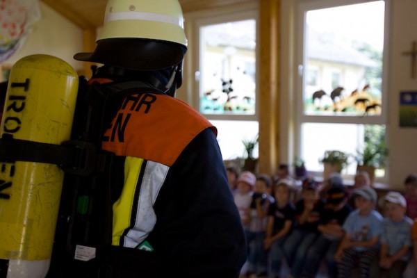 Brandschutzerziehung Kindergarten Trogen, Vorführung Atemschutz
