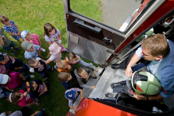 Brandschutzerziehung Kindergarten Trogen, Vorführung Tanklöschfahrzeug