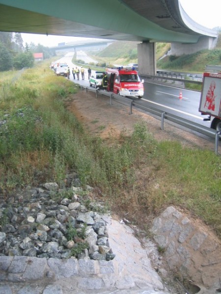 schwerer VU AD Hochfranken, PKW auf Dach, Einflugschneise bis Fundament