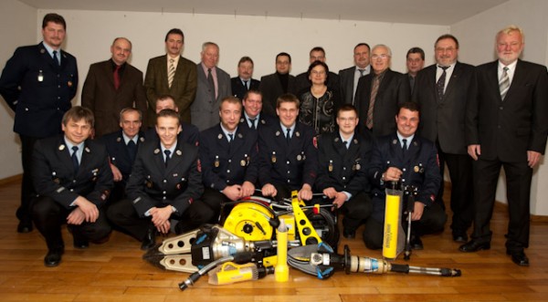 Die Bürgermeister, Gemeinderäte und Kameraden der Freiwilligen Feuerwehr mit dem neuen hydraulischen Rettungssatz