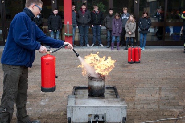 Projektwoche gegen Rassismus, Umgang mit Feuerlöschern am Brandsimulator