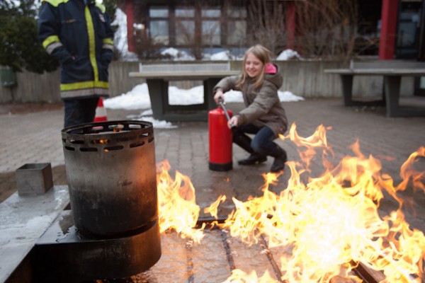 Projektwoche gegen Rassismus, Umgang mit Feuerlöschern am Brandsimulator