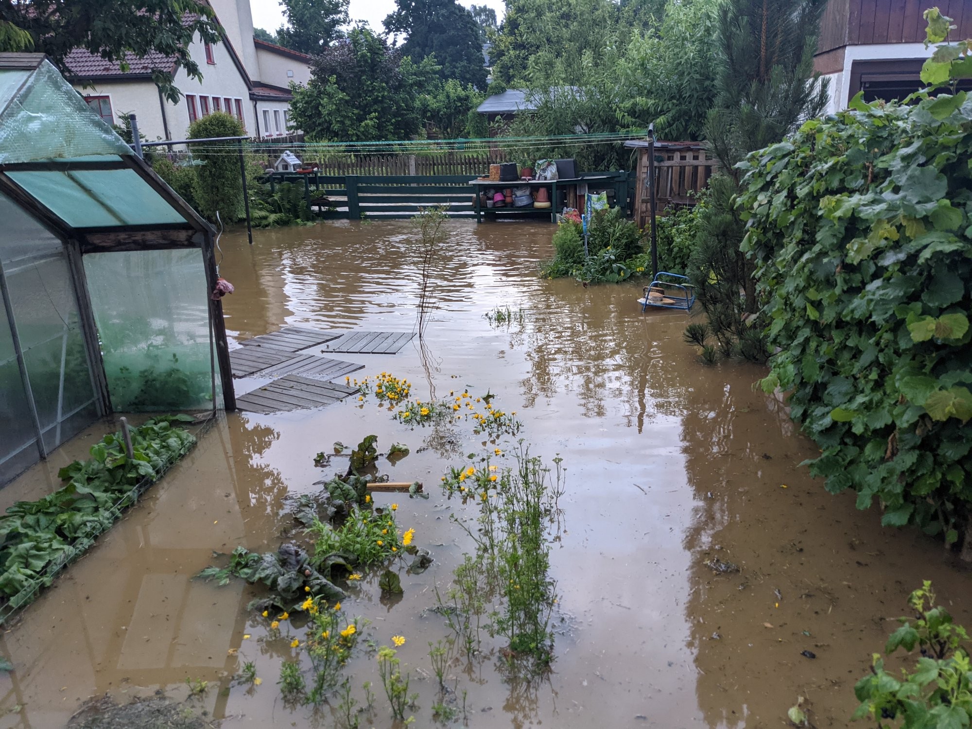 Hochwassereinsatz - Überfluteter Garten