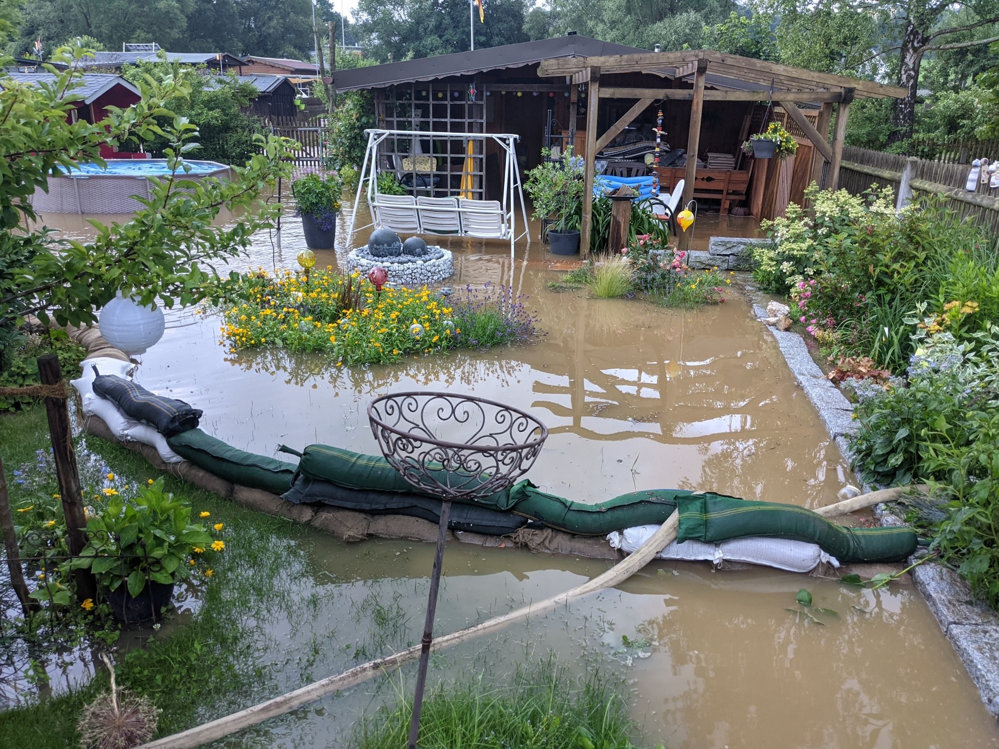 Hochwassereinsatz - Überfluteter Garten