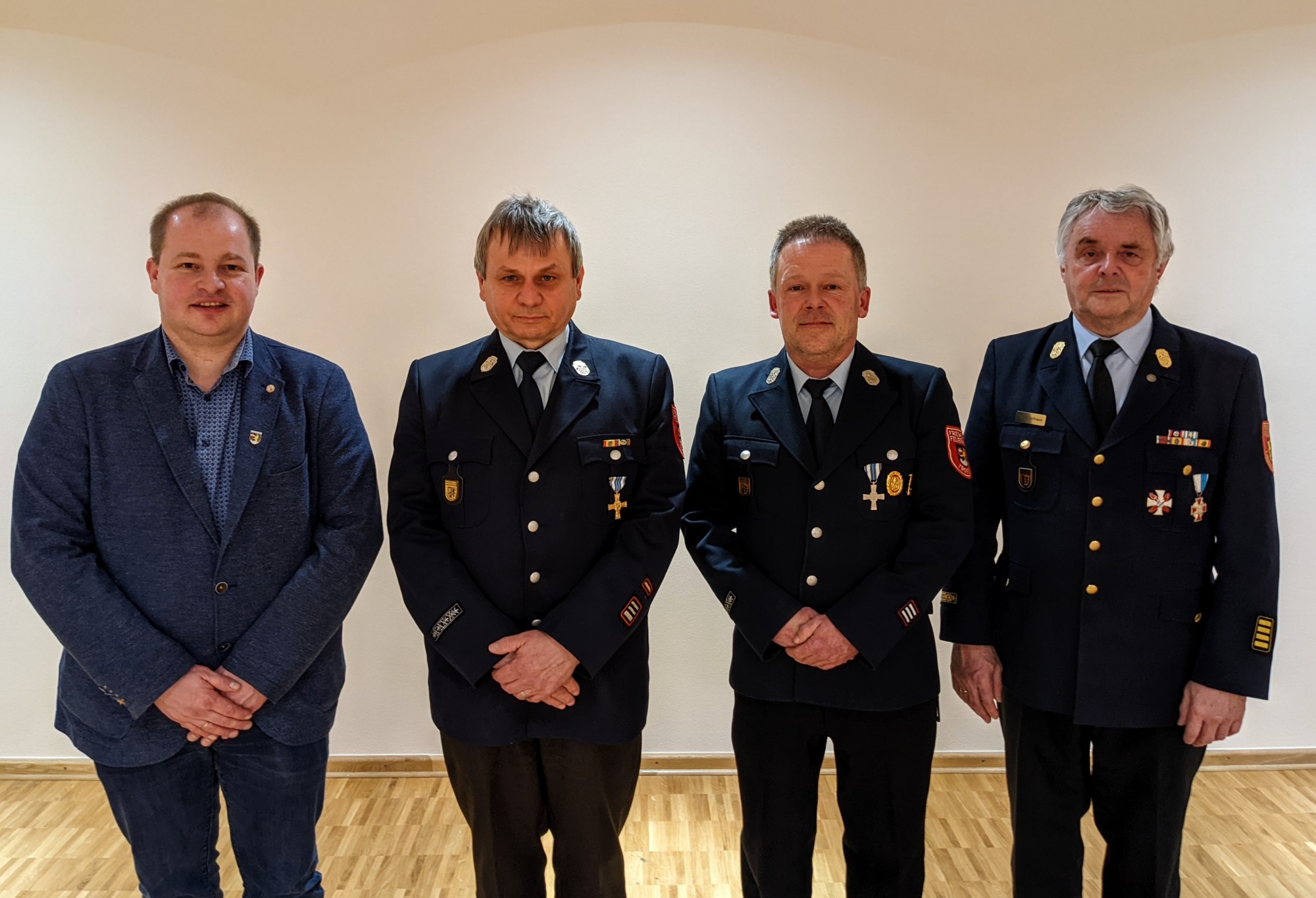 Bürgermeister Sven Dietrich, bisheriger Kommandant Thomas Völkel und sein Stellvertreter Marco Bayer sowie Kreisbrandrat Reiner Hoffmann