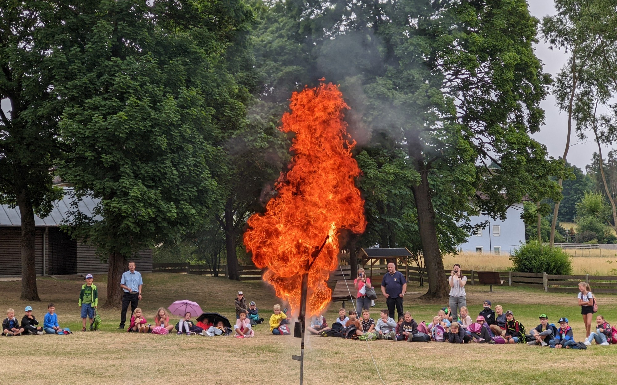 Besuch Schulklassen, Fettexplosion beim Versuch brennendes Öl mit Wasser zu löschen