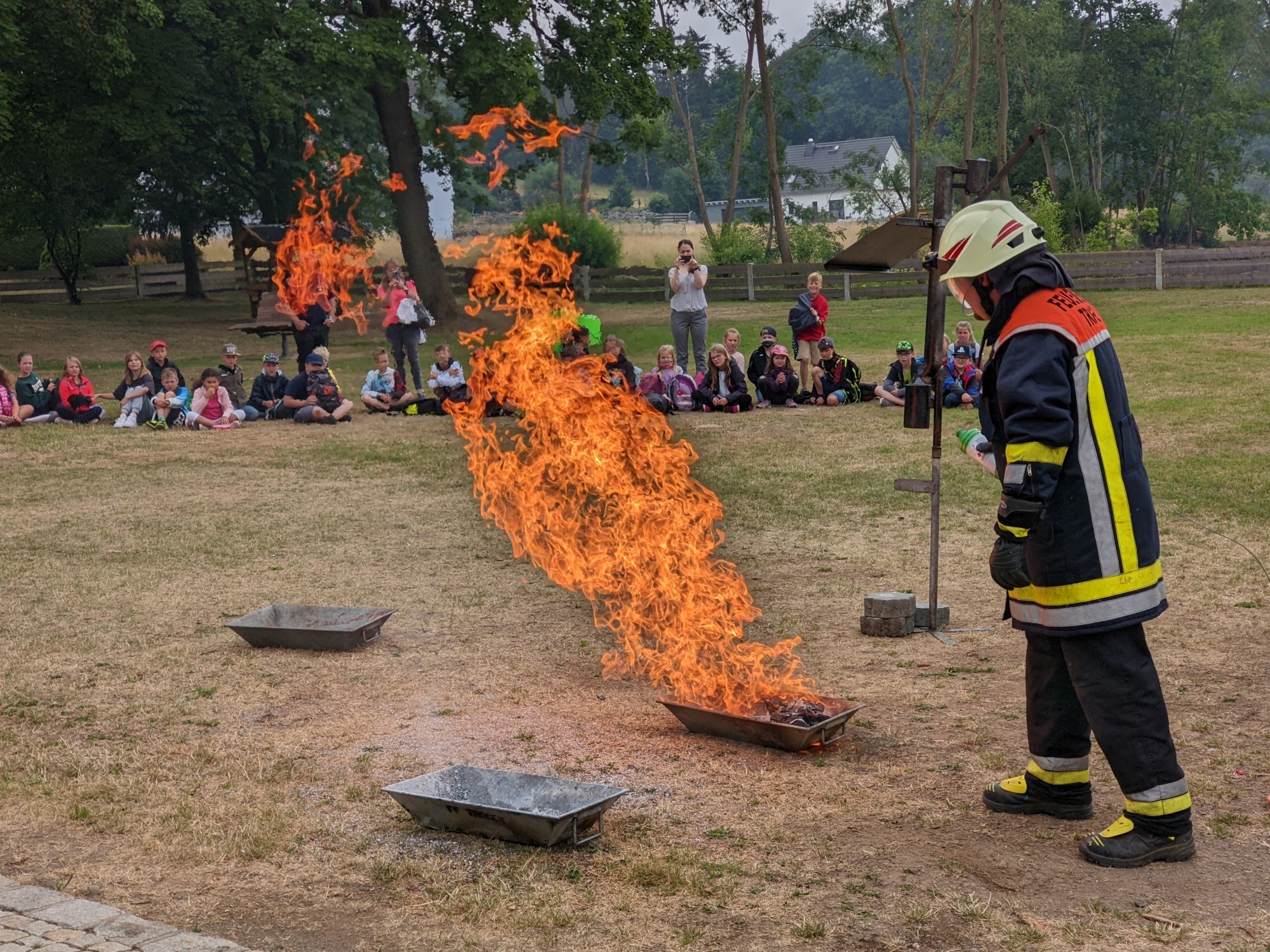 Besuch Schulklassen, brennende Grillkohle bei Zugabe von Spiritus