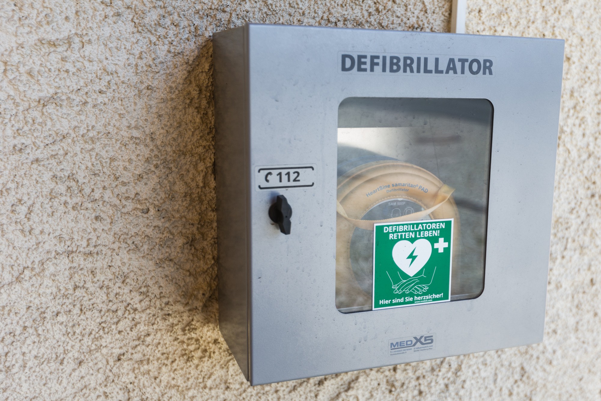 Gerätehaus - Defibrillator